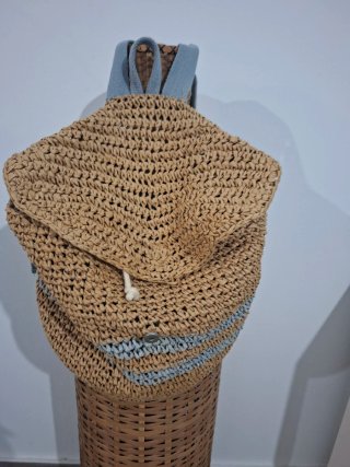 Bolso de rafia tejido con detalles azules,