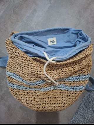 Bolso de rafia tejido con detalles azules,