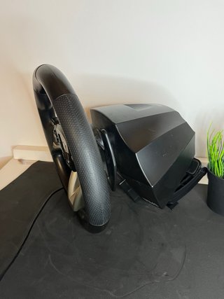 Volante Thrustmaster PS5/PS4 Mas pedales.