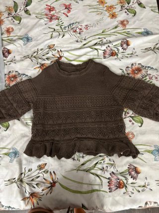 Blusa de punto marrón con volantes, con manga larg