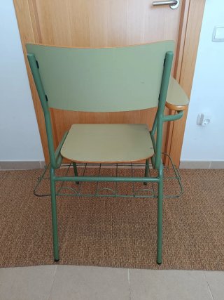 Silla escolar con pupitre verde y rejilla inferior