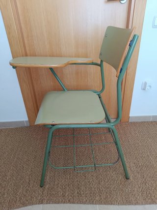 Silla escolar con pupitre verde y rejilla inferior