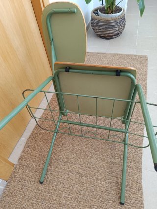Silla escolar con pupitre verde y rejilla inferior