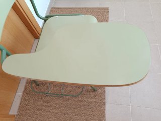 Silla escolar con pupitre verde y rejilla inferior