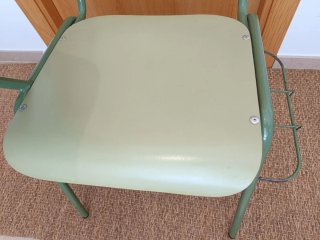 Silla escolar con pupitre verde y rejilla inferior