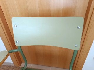 Silla escolar con pupitre verde y rejilla inferior