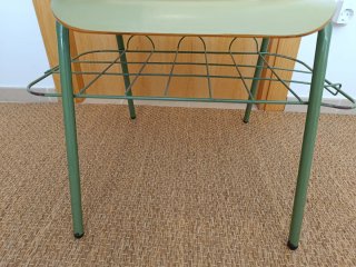 Silla escolar con pupitre verde y rejilla inferior