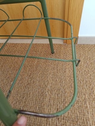 Silla escolar con pupitre verde y rejilla inferior