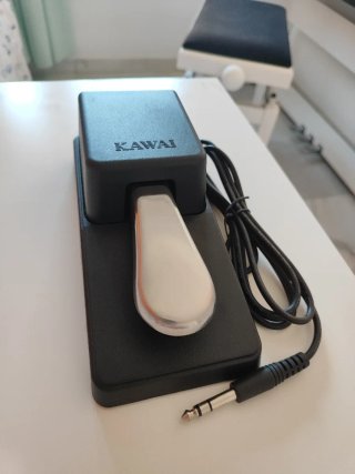 Kawai ES 110 Blanco + Banqueta Blanca y accesorios