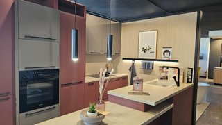 Cocina modular color amaranto