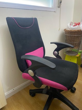 Silla de escritorio negra y rosa