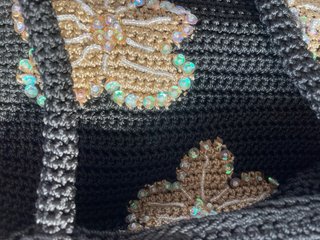 Bolso negro con flores doradas