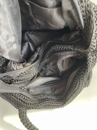 Bolso negro con flores doradas