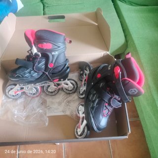Patines en línea negros y rosas