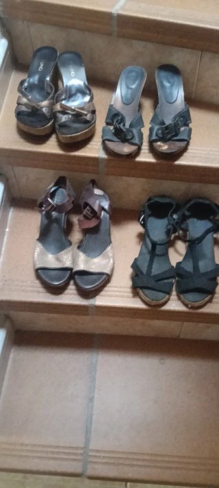 Diferentes tipos de ropa, accesorios y zapatos