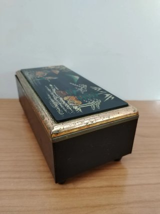 Caja de joyas estilo oriental con ilustración