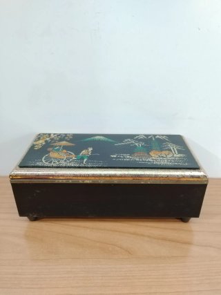 Caja de joyas estilo oriental con ilustración