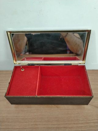 Caja de joyas estilo oriental con ilustración