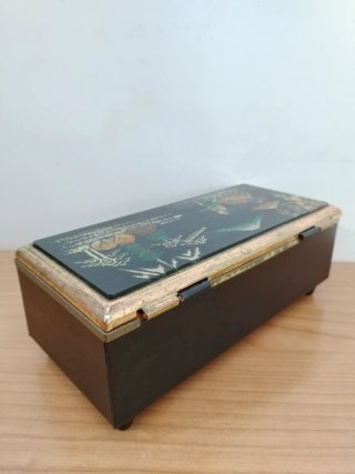 Caja de joyas estilo oriental con ilustración