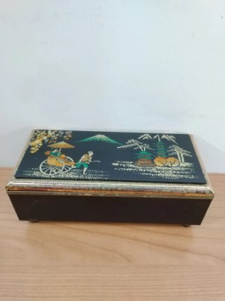 Caja de joyas estilo oriental con ilustración