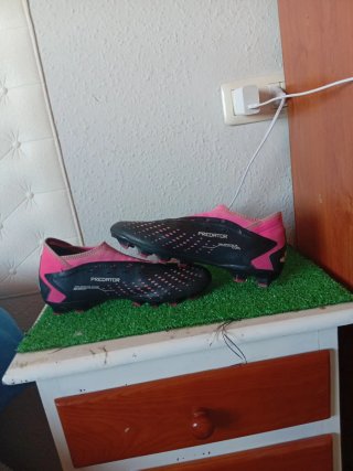 Botas de fútbol Adidas Predator sin cordones