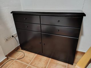 Cómoda de madera, con parte superior de cristal