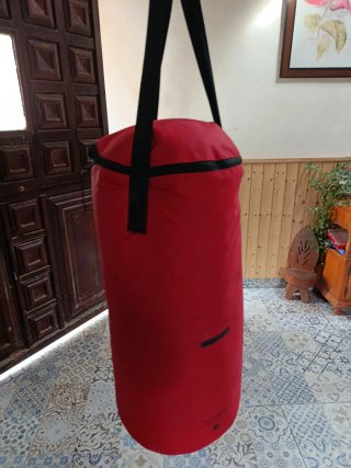 Saco de boxeo de 15kilos rojo y guantes