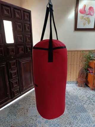 Saco de boxeo de 15kilos rojo y guantes