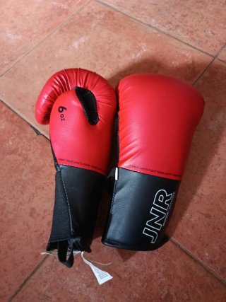 Saco de boxeo de 15kilos rojo y guantes