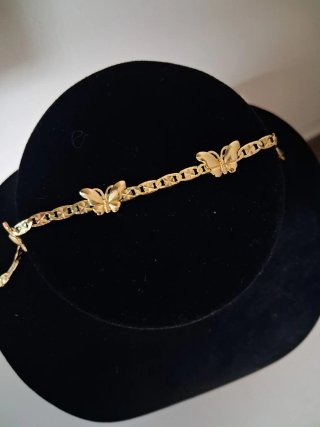 Pulsera dorada con mariposas flotantes