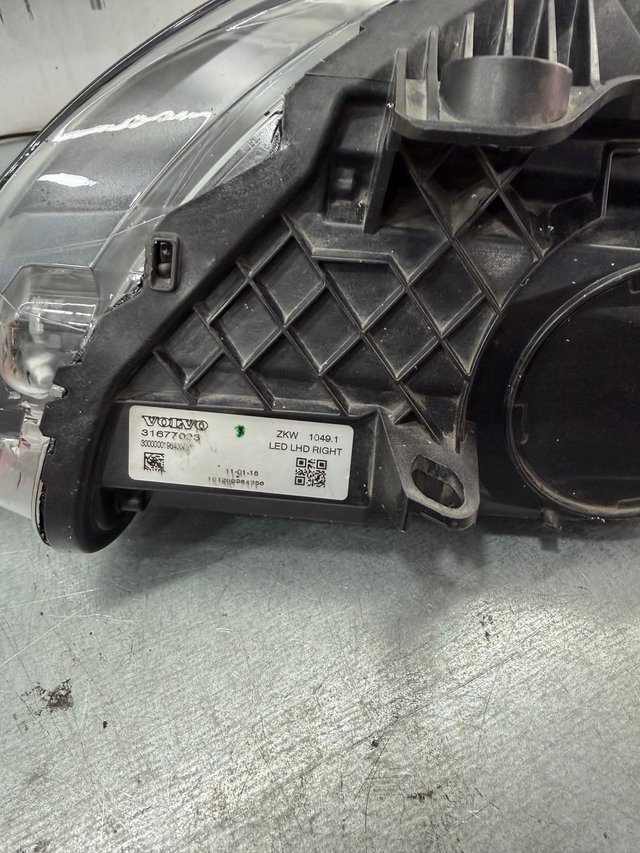 Faro Volvo V40 2016-2020 LED Derecho original