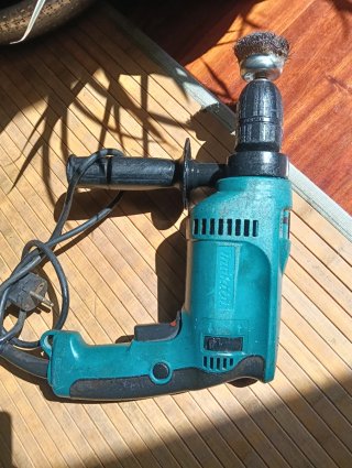 Taladro Makita con cepillo metálico