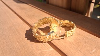 "Pendientes Aros Dorados Texturizados, Zara".
