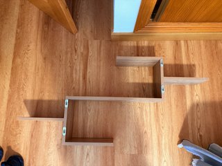 Estantería de madera flotante