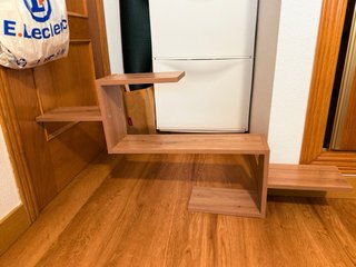Estantería de madera flotante