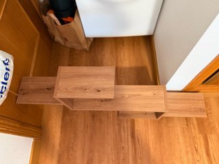 Estantería de madera flotante