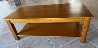 Mesa de centro de pino con estante