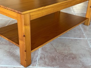 Mesa de centro de pino con estante