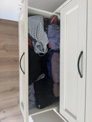 Cómoda blanca de madera. Ikea