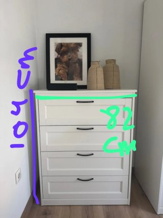 Cómoda blanca de madera. Ikea