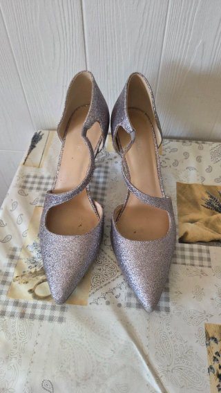 Zapatos de tacón plateados brillantes