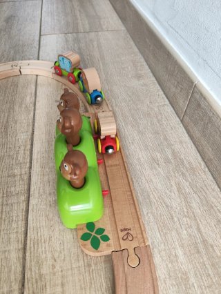 Tren de madera Hape con accesorios