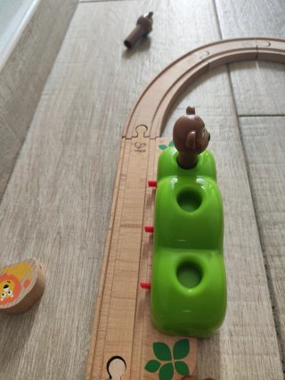 Tren de madera Hape con accesorios