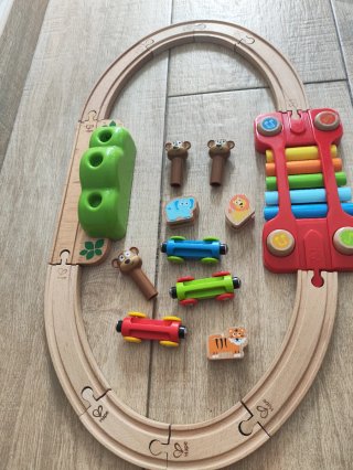 Tren de madera Hape con accesorios