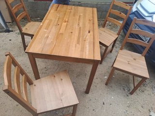 Mesa de madera con 4 sillas