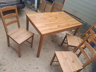 Mesa de madera con 4 sillas