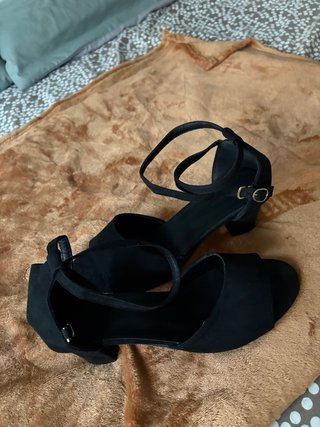 Sandalias negras de tacón