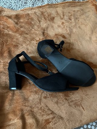 Sandalias negras de tacón