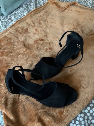 Sandalias negras de tacón