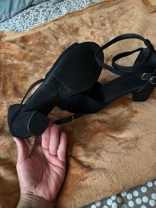 Sandalias negras de tacón